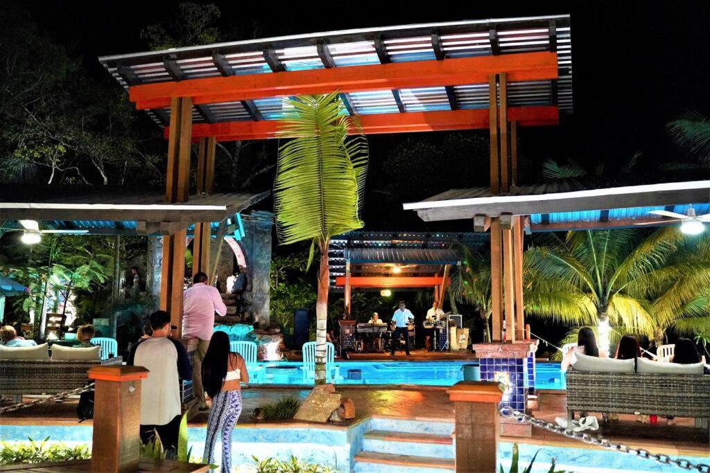 The Dock Resort Over Water Retreat West End Εξωτερικό φωτογραφία