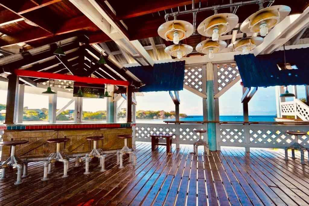 The Dock Resort Over Water Retreat West End Εξωτερικό φωτογραφία